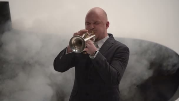 Jazz muzikant speelt trompet — Stockvideo