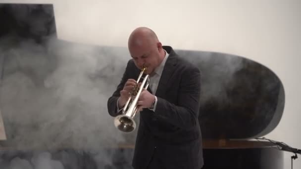 Джазовий музикант грає на трубі — стокове відео