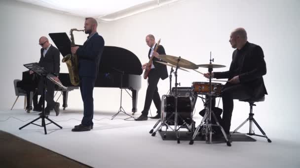 Músicos de jazz tocan en una banda — Vídeo de stock