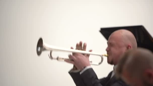 Play saxophone and trumpet — Stock Video