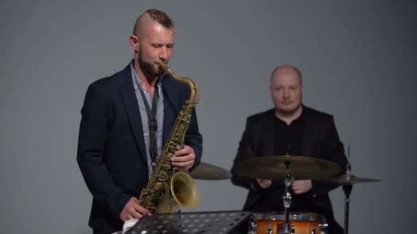 Drummer en Sax spelen in de band — Stockvideo