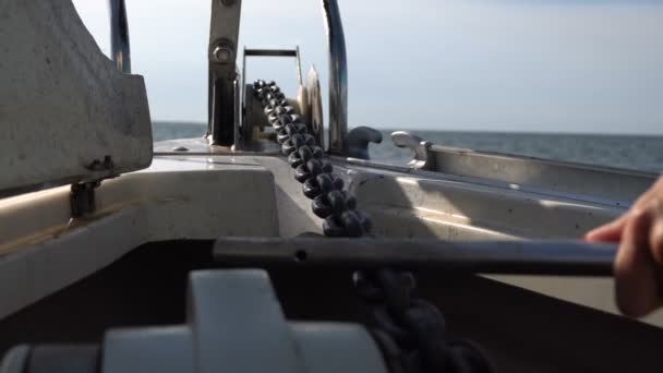Якорные цепи на яхте — стоковое видео