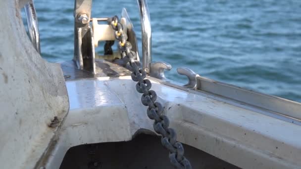 Anchor chain anchors on a yacht — Stock Video