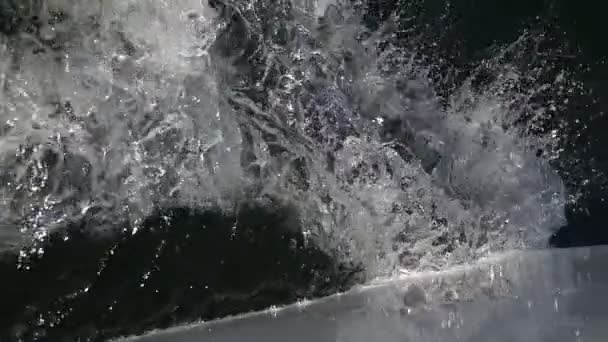 Spray de olas de un yate — Vídeo de stock