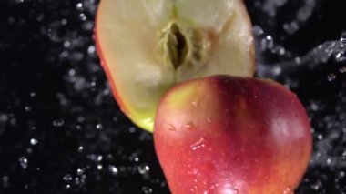 Elmaların suyla patlaması. Yavaş çekim 250 fps