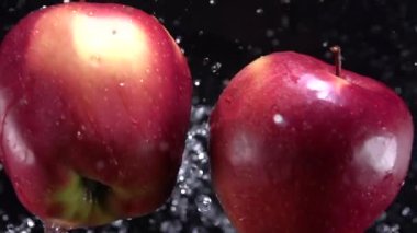 Elmaların suyla patlaması. Yavaş çekim 500 fps