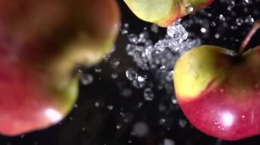 Elmaların suyla patlaması. Yavaş çekim 500 fps