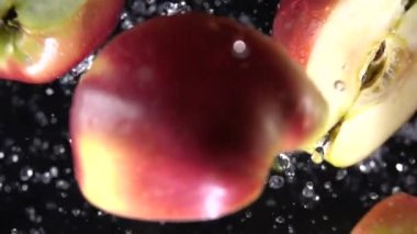 Elmaların suyla patlaması. Yavaş çekim 500 fps