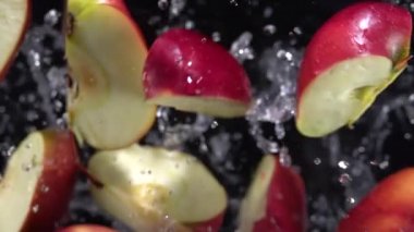 Elmaların suyla patlaması. Yavaş çekim 500 fps