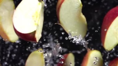 Elmaların suyla patlaması. Yavaş çekim 500 fps