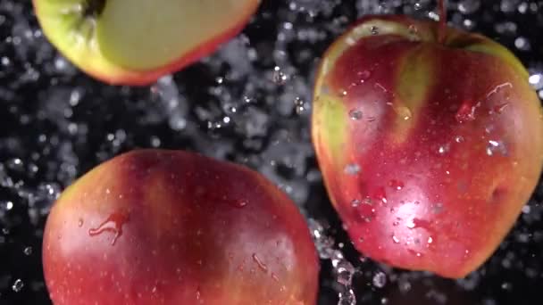 Explosion av äpplen med vatten. Slow motion 250 fps — Stockvideo