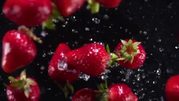 Explosion von Erdbeeren mit Wasser 250 fps — Stockvideo