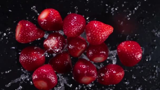 Explosie van aardbeien met water 250 fps — Stockvideo