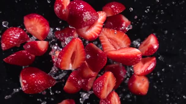 Explosion of strawberries with water 250 fps — Stock Video