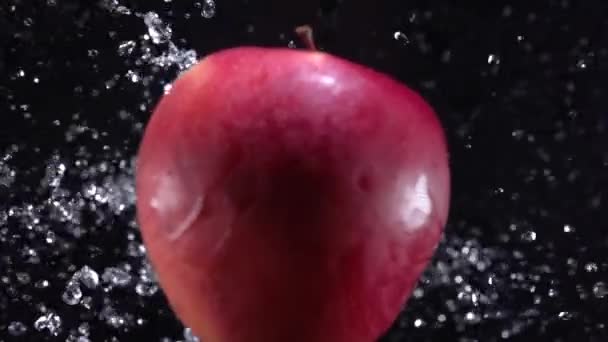Manzana con agua. Cámara lenta 500 fps — Vídeos de Stock
