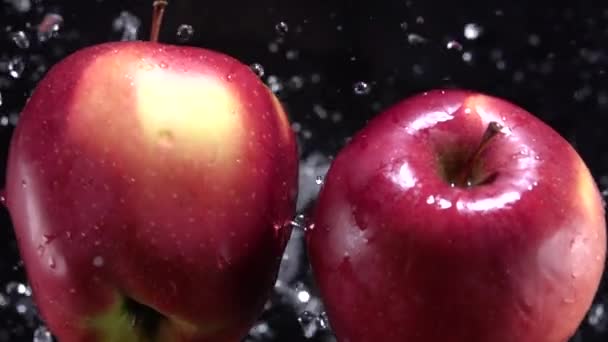Výbuch jablek s vodou. Zpomalený pohyb 500 fps — Stock video