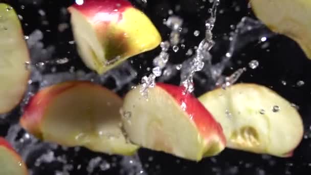 Explosie van appels met water. Slow motion 500 fps — Stockvideo