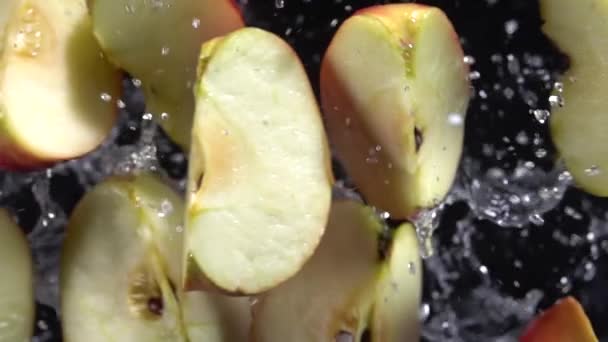 Explosie van appels met water. Slow motion 500 fps — Stockvideo