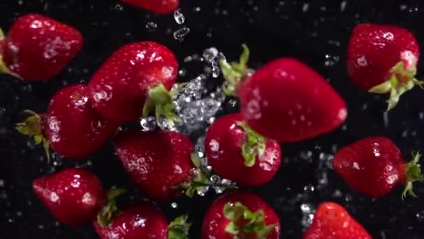 Explosion av jordgubbar med vatten 500 bps — Stockvideo