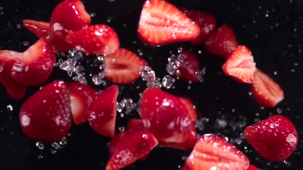 Esplosione di fragole con acqua 500 fps — Video Stock