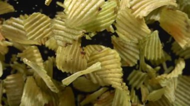 Çipler havaya dağılır. Yavaş çekim 250 fps