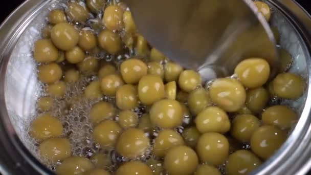 緑色のエンドウ豆はスプーンで取られます。スローモーション — ストック動画