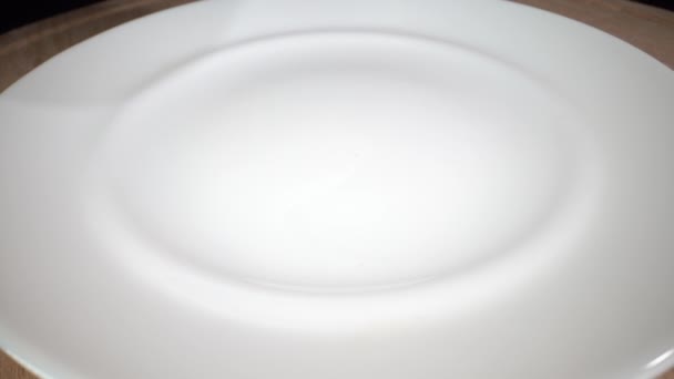 초록 완두콩 이 접시에 떨어지고 있어. 느린 동작 — 비디오