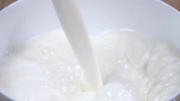 Le lait est versé dans le bol. Ralenti 250 ips — Video