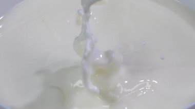 Çikolatalı şeker sütün içine düşer. Yavaş çekim 250 fps