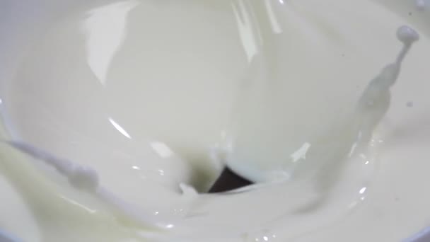 Chocolade snoep valt in melk. Trage beweging 250 fps — Stockvideo