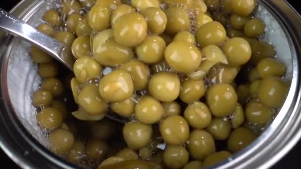 緑色のエンドウ豆はスプーンで取られます。スローモーション — ストック動画