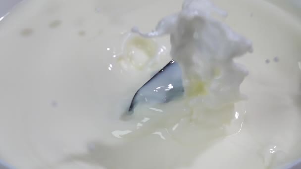 Schokoladenbonbons fallen in Milch. Zeitlupe 250 fps — Stockvideo