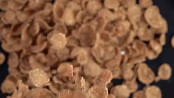 Pšeničné vločky padající na černou. Zpomalený pohyb 250 fps — Stock video