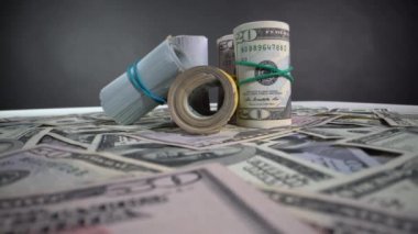 Gri üzerine dolar tomarı.