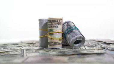 Beyaz banknotlar yuvarlanıyor
