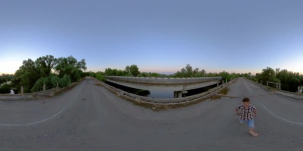 360 VR Een man loopt over een oude brug — Stockvideo