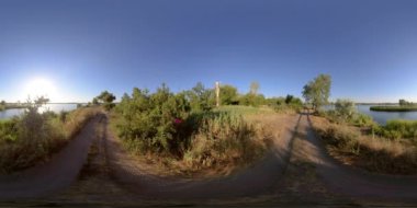 Gün batımında nehir kıyısında 360 VR Doğa