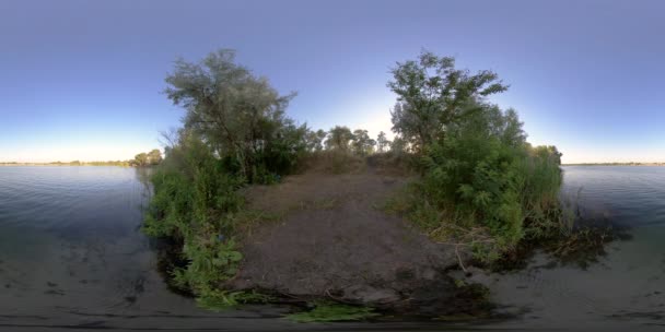 360 VR Natura na brzegu rzeki o zachodzie słońca — Wideo stockowe