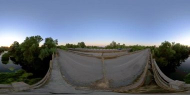 360 VR Nehir üzerindeki eski yol köprüsü