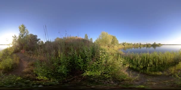 360 VR Nature au bord de la rivière au coucher du soleil — Video