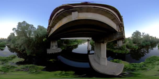 360 VR Ancien pont routier traversant la rivière — Video