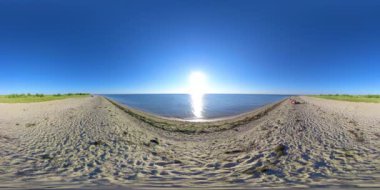 4K 360 VR Sanal Gerçeklik. Azov Denizi 'nde güneşli gün batımı.