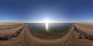 4K 360 VR Sanal Gerçeklik. Azov Denizi 'nde güneşli gün batımı.
