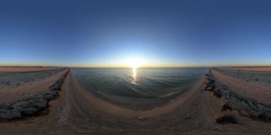 4K 360 VR Sanal Gerçeklik. Azov Denizi 'nde güneşli gün batımı.