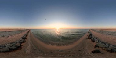 4K 360 VR Sanal Gerçeklik. Azov Denizi 'nde güneşli gün batımı.