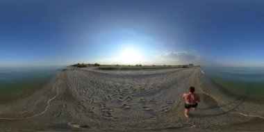 4K 360 VR Sanal Gerçeklik Sahilde yürüyen bir adam
