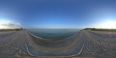 4K 360 VR Sanal Gerçeklik. Azov Denizi 'nde güneşli gün batımı.
