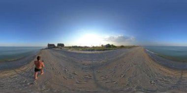 4K 360 VR Sanal Gerçeklik Sahilde yürüyen bir adam