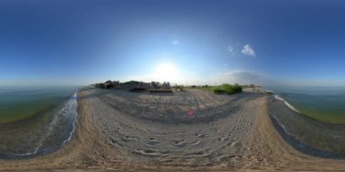 4K 360 VR Sanal Gerçeklik. Azov Denizi 'nde güneşli gün batımı.