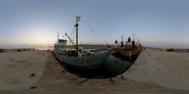 4K 360 VR Virtual Reality Berth з рибальськими кораблями — стокове відео